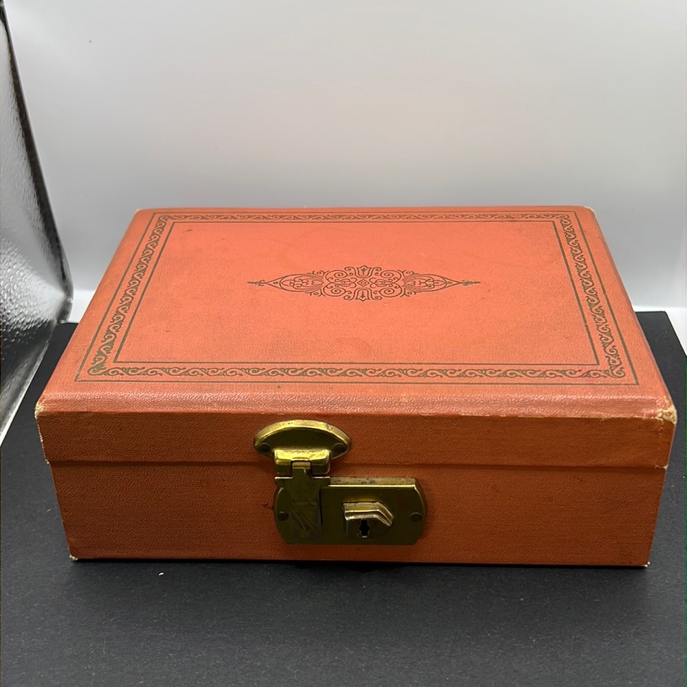 Vintage rose shade jewelry box - Picture 1 of 8